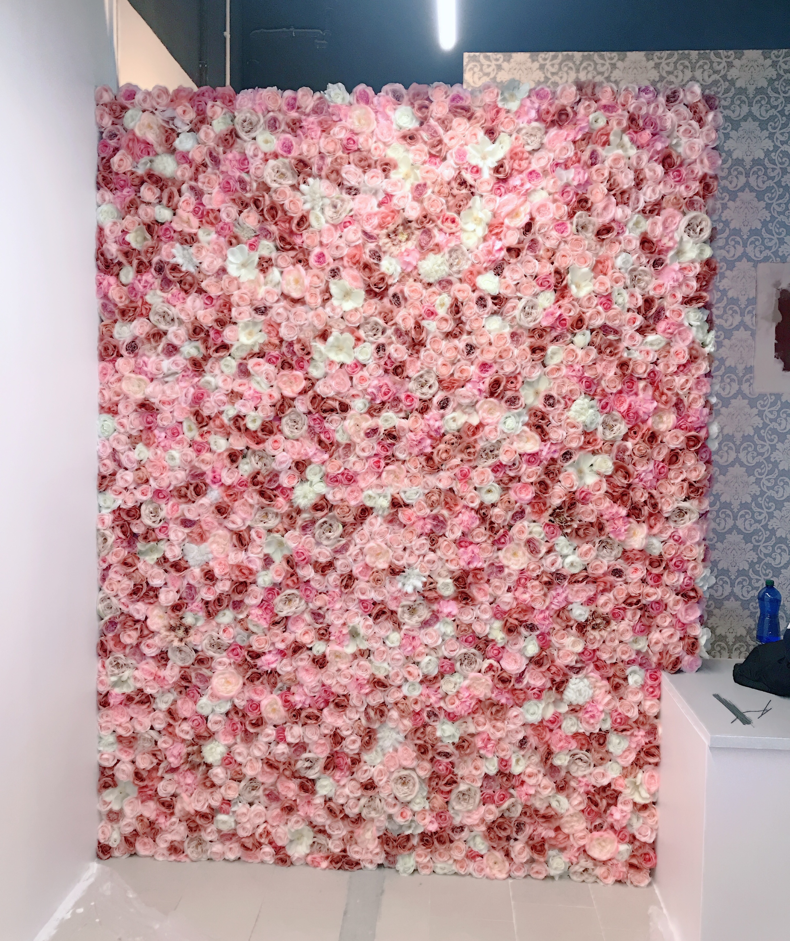 Květinová stěna - dekorace v butiku
